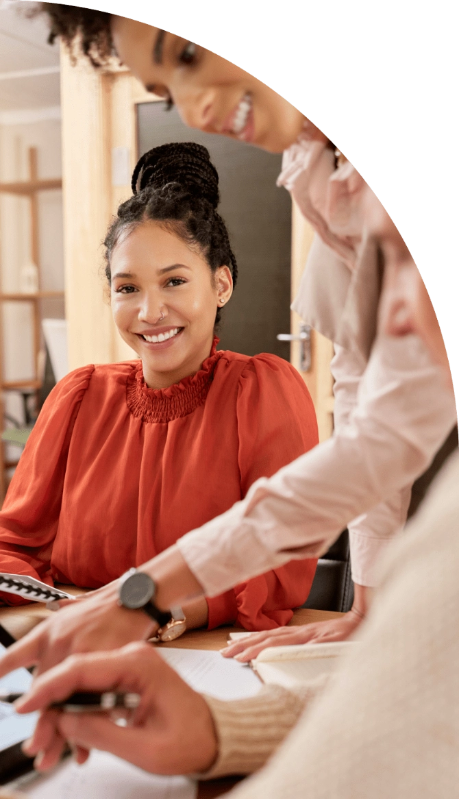 Femme souriante à son poste de travail